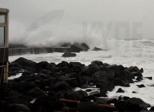 epa12663988 Waves hit the shore in the seaside village of San Giovanni Li Cuti in Catania, Sicily, Italy, 20 January 2026.  EPA/ORIETTA SCARDINO