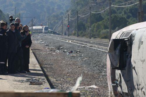 epa12664097 Spain's King Felipe VI (C) and Queen Letizia (R) listen to the explanation of the experts as they look at the damaged wagons of two of the trains involved in the crash between two high-speed train sets that occurred on 18 January 2026, in Adamuz, Cordoba, Spain, on 20 January 2026. At least 41 people were killed after a high-speed train carrying...