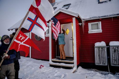 epa12666323 Danish cyclist Jens Erik Kjeldsen and Danish production maneger Aviaq Brandt hold flags outside the American consulate in Nuuk, Greenland, 20 January 2026 (issued 21 January 2026).  EPA/MADS CLAUS RASMUSSEN  DENMARK OUT
