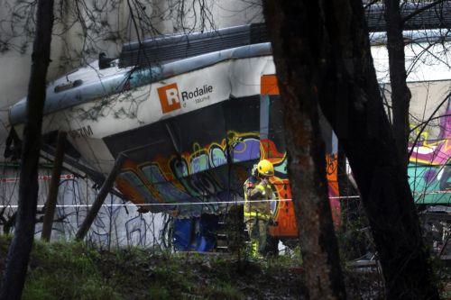epa12666727 Firefighters check the commuter train that derailed between Gelida and Sant Sadurni d'Anoia, Barcelona, Spain, 21 January 2026. The train driver has died and 37 passengers were injured, four of them seriously, after the train crashed into a collapsed retaining wall late 20 January.  EPA/QUIQUE GARCIA