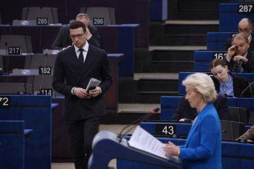 epa12666857 Member of the European Parliament (MEP) and group leader of the Patriots for Europe Group, France, Jordan Bardella (L), walks in as the President of the European Commission, Ursula von der Leyen (R), addresses the European Parliament plenary session in Strasbourg, France, 21 January 2026. The current plenary session runs from 19 to 22 January...