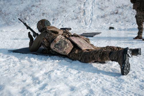 epa12675484 Infantry soldiers of the 13th Khartia Brigade of the National Guard of Ukraine take part in a military exercise at a training range in Kharkiv region, Ukraine, 23 January 2026. Extreme cold in Ukraine can lead to hypothermia for soldiers in trenches, affect how gunpowder performs, and slow reactions and dexterity, making training in these...