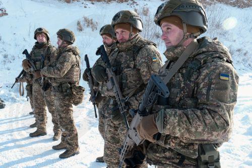 epa12675485 Infantry soldiers of the 13th Khartia Brigade of the National Guard of Ukraine take part in a military exercise at a training range in Kharkiv region, Ukraine, 23 January 2026. Extreme cold in Ukraine can lead to hypothermia for soldiers in trenches, affect how gunpowder performs, and slow reactions and dexterity, making training in these...