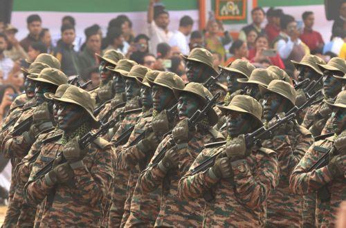 epa12681903 The Indian Army commandos participate in the parade during India's 77th Republic Day celebrations in Kolkata, India, 26 January 2026. The Republic Day of India marks the adoption of the Constitution of India and the transition of the country to a republic on 26 January 1950.  EPA/PIYAL ADHIKARY