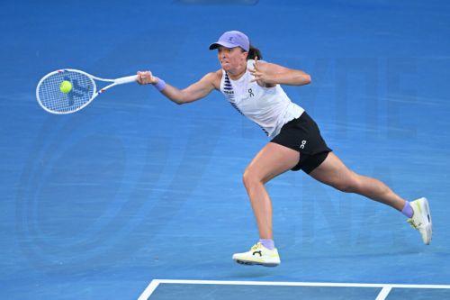 epa12681930 Iga Swiatek of Poland in action during the Women’s 4th round match against  Maddison Inglis of Australia on day 9 of the 2026 Australian Open tennis tournament at Melbourne Park in Melbourne, Australia, 26 January 2026.  EPA/JAMES ROSS AUSTRALIA AND NEW ZEALAND OUT