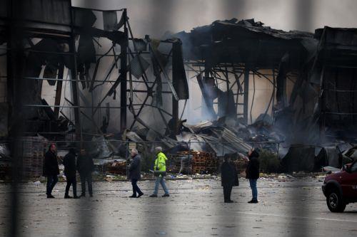 Πυρκαγιά ξέσπασε λίγο πριν τις 4 τα ξημερώματα σε εργοστάσιο τροφίμων στα Τρίκαλα, Δευτέρα 26 Ιανουαρίου 2026. Τρία άτομα εντοπίστηκαν νεκρά από τις πυροσβεστικές δυνάμεις κατά τη διάρκεια κατάσβεσης της πυρκαγιάς, ενώ 2 ακόμα άτομα αγνοούνται, με τις πληροφορίες να αναφέρουν ότι πρόκειται για γυναίκες εργαζόμενες. Όπως έγινε γνωστό από την Πυροσβεστική,...