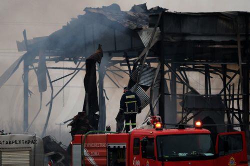 Πυρσοσβεστικές δυνάμεις επιχειρούν στην κατάσβεση πυρκαγιάς που ξέσπασε λίγο πριν τις 4 τα ξημερώματα σε εργοστάσιο τροφίμων στα Τρίκαλα, Δευτέρα 26 Ιανουαρίου 2026. Τρία άτομα εντοπίστηκαν νεκρά από τις πυροσβεστικές δυνάμεις κατά τη διάρκεια κατάσβεσης της πυρκαγιάς, ενώ 2 ακόμα άτομα αγνοούνται, με τις πληροφορίες να αναφέρουν ότι πρόκειται για γυναίκες...