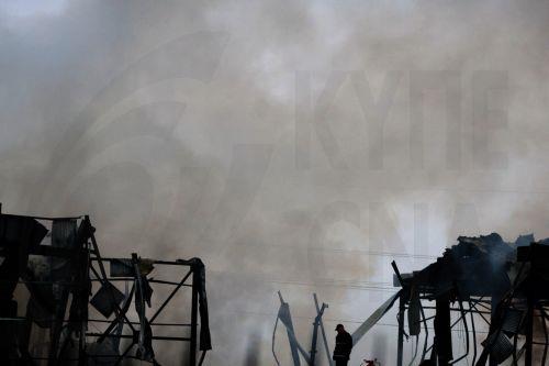 Πυρσοσβεστικές δυνάμεις επιχειρούν στην κατάσβεση πυρκαγιάς που ξέσπασε λίγο πριν τις 4 τα ξημερώματα σε εργοστάσιο τροφίμων στα Τρίκαλα, Δευτέρα 26 Ιανουαρίου 2026. Τρία άτομα εντοπίστηκαν νεκρά από τις πυροσβεστικές δυνάμεις κατά τη διάρκεια κατάσβεσης της πυρκαγιάς, ενώ 2 ακόμα άτομα αγνοούνται, με τις πληροφορίες να αναφέρουν ότι πρόκειται για γυναίκες...