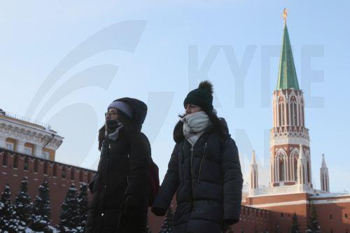 epa12682662 People walk near the Kremlin during a frosty day in Moscow, Russia, 26 January 2026.  EPA/MAXIM SHIPENKOV