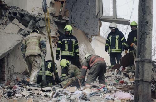 epa12685093 Ukrainian rescuers work at the site of a Russian strike on a residential area in Odesa, southwestern Ukraine, 27 January 2026, amid the Russian invasion. At least two people were killed and 24 others injured after an overnight Russian attack on Odesa, according to the State Emergency Service of Ukraine.  EPA/STRINGER