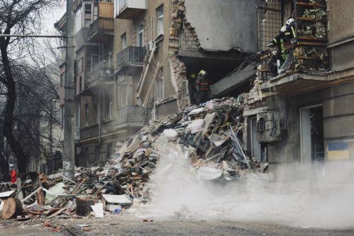 epa12685094 Ukrainian rescuers work at the site of a Russian strike on a residential area in Odesa, southwestern Ukraine, 27 January 2026, amid the Russian invasion. At least two people were killed and 24 others injured after an overnight Russian attack on Odesa, according to the State Emergency Service of Ukraine.  EPA/STRINGER