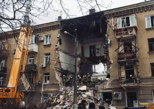 epa12685095 Ukrainian rescuers work at the site of a Russian strike on a residential area in Odesa, southwestern Ukraine, 27 January 2026, amid the Russian invasion. At least two people were killed and 24 others injured after an overnight Russian attack on Odesa, according to the State Emergency Service of Ukraine.  EPA/STRINGER