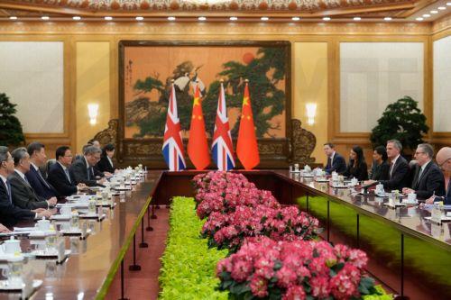 epa12689635 British Prime Minister Keir Starmer (2-R), meets with Chinese President Xi Jinping, (3-L), during the bilateral meeting at the Great Hall of the People in Beijing, China, 29 January 2026.  EPA/Vincent Thian / POOL