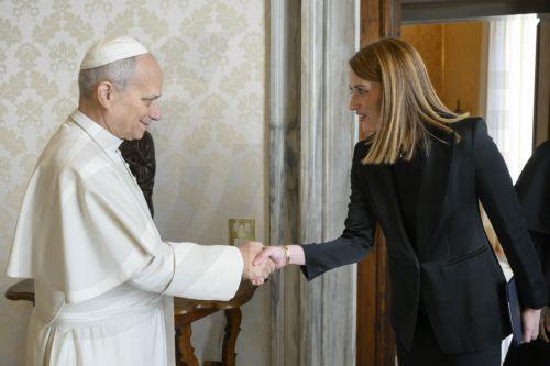 epa12690141 A handout picture provided by the Vatican Media shows Pope Leo XIV (L) during an audience with President of the European Parliament Roberta Metsola (R) in Vatican City, 29 January 2026.  EPA/VATICAN MEDIA HANDOUT HANDOUT EDITORIAL USE ONLY/NO SALES