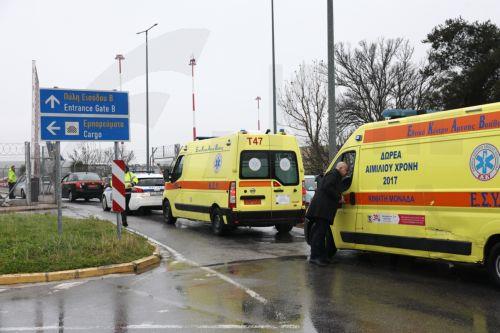 Ασθενοφόρα κατευθύνονται στον αεροδιάδρομο για να παραλάβουν τους τραυματίες του πολύνεκρου τροχαίου δυστυχήματος με οπαδούς του ΠΑΟΚ, στο αεροδρόμιο της Θεσσαλονίκης, Πέμπτη 29 Ιανουαρίου 2026. Όλα είναι έτοιμα στο νοσοκομείο Παπαγεωργίου της Θεσσαλονίκης για την υποδοχή των δύο εκ των τριών τραυματιών του πολύνεκρου τροχαίου δυστυχήματος με οπαδούς του...