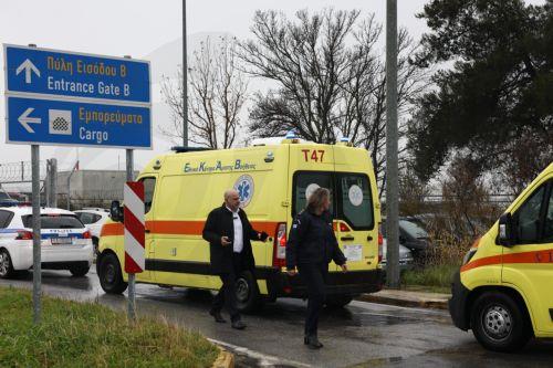 Ασθενοφόρα κατευθύνονται στον αεροδιάδρομο για να παραλάβουν τους τραυματίες του πολύνεκρου τροχαίου δυστυχήματος με οπαδούς του ΠΑΟΚ, στο αεροδρόμιο της Θεσσαλονίκης, Πέμπτη 29 Ιανουαρίου 2026. Όλα είναι έτοιμα στο νοσοκομείο Παπαγεωργίου της Θεσσαλονίκης για την υποδοχή των δύο εκ των τριών τραυματιών του πολύνεκρου τροχαίου δυστυχήματος με οπαδούς του...