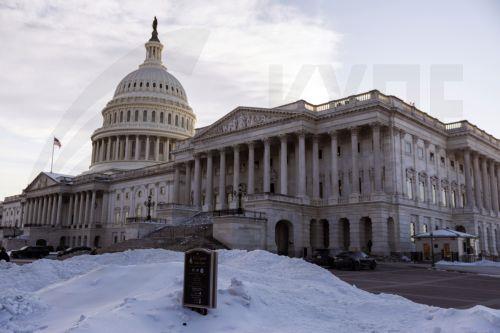 epa12691602 Snow piles up outside the US Capitol in Washington, DC, USA, 29 January 2026.  EPA/WILL OLIVER