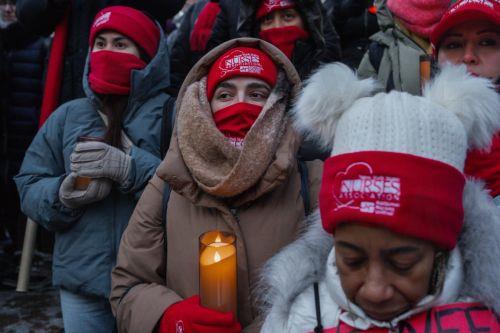epa12691779 People hold candles during a vigil for Veterans Affairs (VA) nurse Alex Pretti outside a VA hospital in New York, New York, USA, 29 January 2026. Nationwide protests continue after federal immigration operations in Minneapolis resulted in the fatal shootings of two US citizens, Renee Nicole Good and Alex Pretti.  EPA/OLGA FEDOROVA