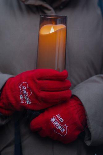 epa12691780 A person holds a candle during a vigil for Veterans Affairs (VA) nurse Alex Pretti outside a VA hospital in New York, New York, USA, 29 January 2026. Nationwide protests continue after federal immigration operations in Minneapolis resulted in the fatal shootings of two US citizens, Renee Nicole Good and Alex Pretti.  EPA/OLGA FEDOROVA