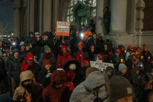epa12691781 People participate in a vigil for Veterans Affairs (VA) nurse Alex Pretti outside a VA hospital in New York, New York, USA, 29 January 2026. Nationwide protests continue after federal immigration operations in Minneapolis resulted in the fatal shootings of two US citizens, Renee Nicole Good and Alex Pretti.  EPA/OLGA FEDOROVA