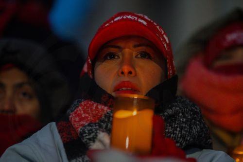 epa12691783 A person cries during a vigil for Veterans Affairs (VA) nurse Alex Pretti outside a VA hospital in New York, New York, USA, 29 January 2026. Nationwide protests continue after federal immigration operations in Minneapolis resulted in the fatal shootings of two US citizens, Renee Nicole Good and Alex Pretti.  EPA/OLGA FEDOROVA