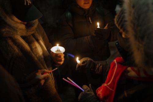 epa12691785 People light candles during a vigil for Veterans Affairs (VA) nurse Alex Pretti outside a VA hospital in New York, New York, USA, 29 January 2026. Nationwide protests continue after federal immigration operations in Minneapolis resulted in the fatal shootings of two US citizens, Renee Nicole Good and Alex Pretti.  EPA/OLGA FEDOROVA