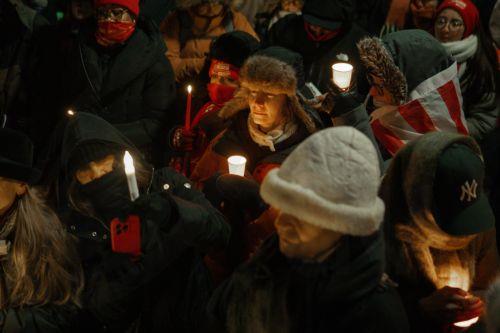 epa12691788 People hold candles during a vigil for Veterans Affairs (VA) nurse Alex Pretti outside a VA hospital in New York, New York, USA, 29 January 2026. Nationwide protests continue after federal immigration operations in Minneapolis resulted in the fatal shootings of two US citizens, Renee Nicole Good and Alex Pretti.  EPA/OLGA FEDOROVA