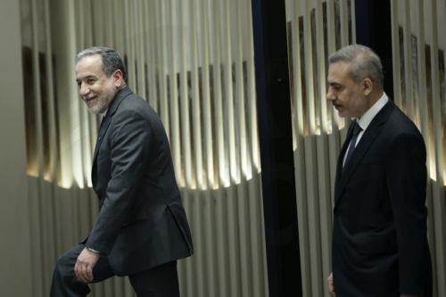 epa12692546 Turkish Foreign Minister Hakan Fidan (R) and Iranian Foreign Minister Abbas Araghchi (L) attend a press conference after their meeting in Istanbul, Turkey, 30 January 2026.  EPA/ERDEM SAHIN