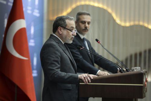 epa12692555 Turkish Foreign Minister Hakan Fidan (R) and Iranian Foreign Minister Abbas Araghchi (L) attend a press conference after their meeting in Istanbul, Turkey, 30 January 2026.  EPA/ERDEM SAHIN