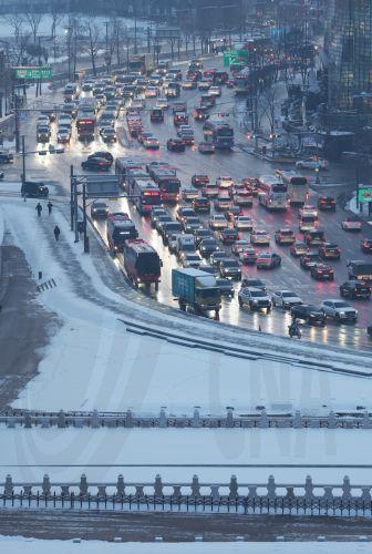 epa12699108 Traffic congestion is seen on a road near Gwanghwamun Plaza in Seoul, 2 February 2026, following heavy overnight snowfall.  EPA/YONHAP SOUTH KOREA OUT
