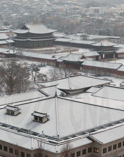 epa12699109 Gyeongbok Palace, the main royal palace during the 1392–1910 Joseon Dynasty, is seen covered with snow in Seoul, 02 February 2026, after heavy overnight snowfall.  EPA/YONHAP SOUTH KOREA OUT