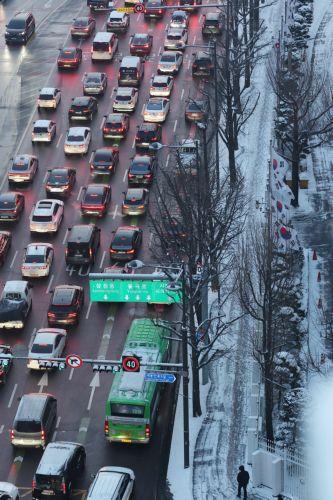 epa12699110 Traffic congestion is seen on a road near Gwanghwamun Plaza in Seoul, 2 February 2026, following heavy overnight snowfall.  EPA/YONHAP SOUTH KOREA OUT