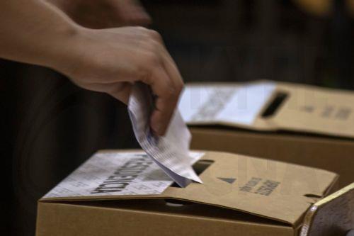 epa12699517 A person casts a vote at the Republica de Peru School in San Jose, Costa Rica, 01 February 2026. Costa Ricans are electing a new president and 57 members of the Legislative Assembly for the 2026–2030 term.  EPA/ALEXANDER OTAROLA