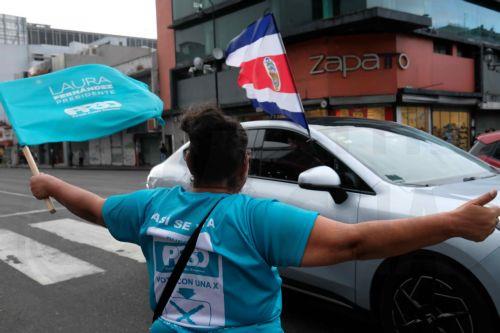 epa12699520 A person holds a flag of the Pueblo Soberano party in San Jose, Costa Rica, 01 February 2026. Amid a festive atmosphere, Costa Ricans await the results of the elections, in which 3.7 million people were called to choose the country's president and the 57 deputies of the Legislative Assembly.  EPA/MARCO MONGE