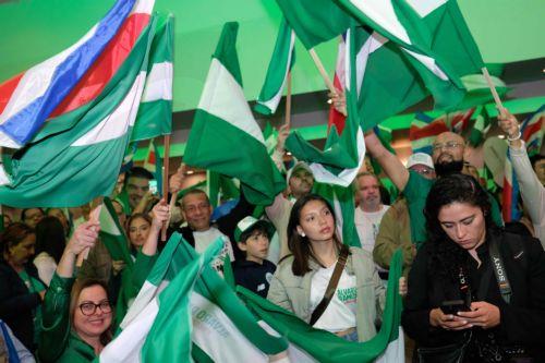 epa12699522 Supporters of the National Liberation Party wave flags in San Jose, Costa Rica, 01 February 2026. Amid a festive atmosphere, Costa Ricans await the results of the elections, in which 3.7 million people were called to choose the country's president and the 57 deputies of the Legislative Assembly.  EPA/MARCO MONGE