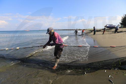 epa12699549 Fishermen pull their net as they use a traditional fishing methods in Kampung Jawa, Banda Aceh, Indonesia, 02 January 2026. Indonesia is promoting blue economy programs to protect the ocean.  EPA/HOTLI SIMANJUNTAK