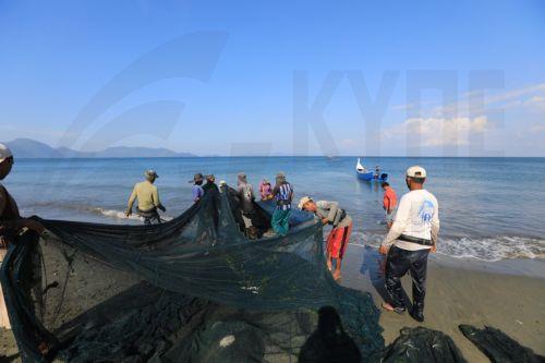 epa12699550 Fishermen pull their net as they use a traditional fishing methods in Kampung Jawa, Banda Aceh, Indonesia, 02 January 2026. Indonesia is promoting blue economy programs to protect the ocean.  EPA/HOTLI SIMANJUNTAK