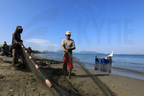 epa12699551 Fishermen collect fish from a net using a traditional method in Kampung Jawa, Banda Aceh, Indonesia, 02 January 2026. Indonesia is promoting blue economy programs to protect the ocean.  EPA/HOTLI SIMANJUNTAK
