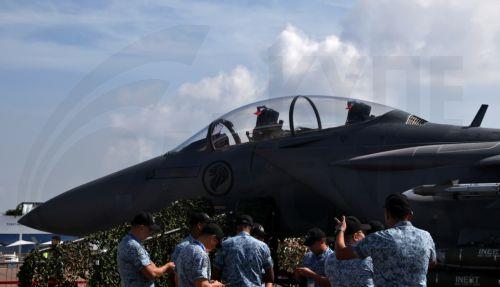 epa12701929 Republic of Singapore Air Force (RSAF) personnel look at a fighter jet on static display during the Singapore Airshow at Changi Exhibition Centre, Singapore, 03 February 2026. The Singapore Airshow 2026, one of Asia’s largest aerospace and defense exhibitions, runs from 03 to 08 February.  EPA/HOW HWEE YOUNG