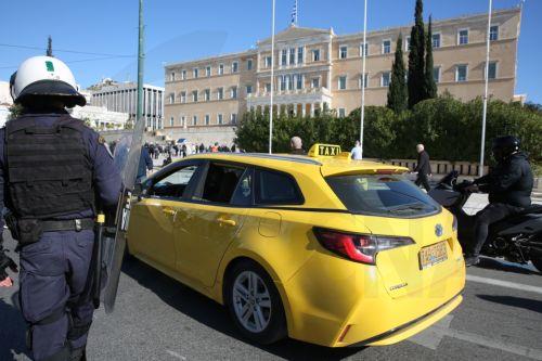 Αυτοκινητιστές ταξί πραγματοποίησαν πορεία διαμαρτυρίας από τα γραφεία του ΣΑΤΑ, στην οδό Μάρνης, προς το Σύνταγμα, Τρίτη 3 Φεβρουαρίου 2026. Σε νέα 48ωρη απεργία προχωρούν οι ιδιοκτήτες ταξί την Τρίτη 3 και την Τετάρτη 4 Φεβρουαρίου. ΑΠΕ-ΜΠΕ/ΑΠΕ-ΜΠΕ/Αλέξανδρος Μπελτές