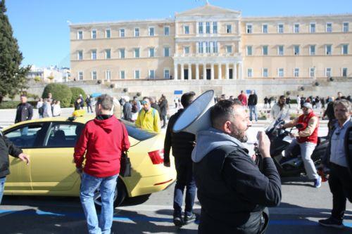 Αυτοκινητιστές ταξί πραγματοποίησαν πορεία διαμαρτυρίας από τα γραφεία του ΣΑΤΑ, στην οδό Μάρνης, προς το Σύνταγμα, Τρίτη 3 Φεβρουαρίου 2026. Σε νέα 48ωρη απεργία προχωρούν οι ιδιοκτήτες ταξί την Τρίτη 3 και την Τετάρτη 4 Φεβρουαρίου. ΑΠΕ-ΜΠΕ/ΑΠΕ-ΜΠΕ/Αλέξανδρος Μπελτές