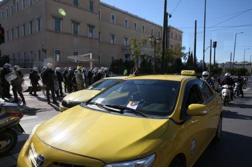 Αυτοκινητιστές ταξί πραγματοποίησαν πορεία διαμαρτυρίας από τα γραφεία του ΣΑΤΑ, στην οδό Μάρνης, προς το Σύνταγμα, Τρίτη 3 Φεβρουαρίου 2026. Σε νέα 48ωρη απεργία προχωρούν οι ιδιοκτήτες ταξί την Τρίτη 3 και την Τετάρτη 4 Φεβρουαρίου. ΑΠΕ-ΜΠΕ/ΑΠΕ-ΜΠΕ/Αλέξανδρος Μπελτές