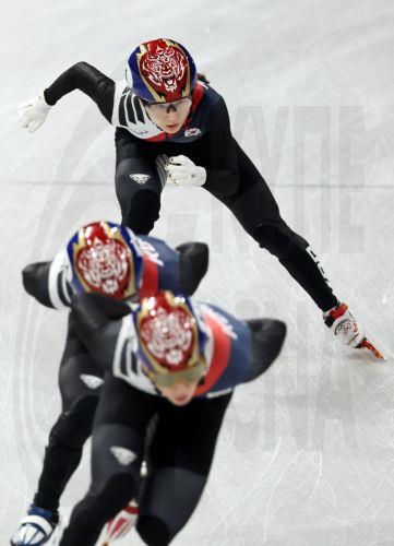 epa12703630 South Korean short track speed skater Cho Min-jeong (top) trains at the Milano Ice Skating Arena ahead of the Milano Cortina 2026 Winter Olympic Games in Milan, Italy, 03 February 2026.  EPA/YONHAP SOUTH KOREA OUT