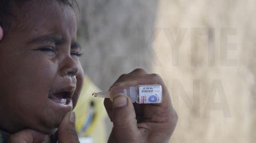 epa12703883 A health worker administers a polio vaccine to a child during a door-to-door vaccination campaign in Dera Ismail Khan, Pakistan, 04 February 2026. Pakistan launched its first nationwide anti-polio vaccination drive of the year, aiming to immunize more than 45 million children under the age of five between 02 and 08 February 2026. The campaign...