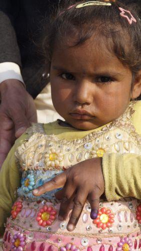 epa12703884 A child shows a marked finger following polio vaccination during a door-to-door vaccination campaign in Dera Ismail Khan, Pakistan, 04 February 2026. Pakistan launched its first nationwide anti-polio vaccination drive of the year, aiming to immunize more than 45 million children under the age of five between 02 and 08 February 2026. The campaign...