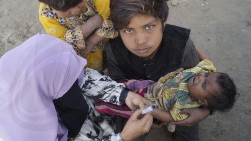 epa12703890 A healthcare worker marks a child's hand following polio vaccination during a door-to-door vaccination campaign in Dera Ismail Khan, Pakistan, 04 February 2026. Pakistan launched its first nationwide anti-polio vaccination drive of the year, aiming to immunize more than 45 million children under the age of five between 02 and 08 February 2026....