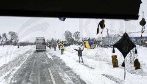 epa12706962 Ukrainians welcome buses with released prisoners of war (POWs) following a prisoner swap at an undisclosed location in Ukraine, 05 February 2026. Ukraine announced the exchange 157 prisoners of war each with Russia. The 157 Ukrainians, soldiers of the Armed Forces, National Guard, State Border Service, and also civilians, were returned from...