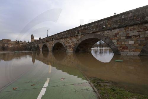 epa12708678 Roman bridge over the Tormes River as it passes through Salamanca, Spain, 06 February 2026. Almost all Spain is on alert for heavy rainfalls and wind storms.  EPA/J.M.GARCIA
