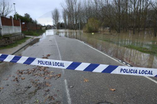 epa12708799 Road closed due to flooding of the Alberche River in Escalona, Toledo, Spain, 06 February 2026. Almost all Spain is on alert for heavy rainfalls and wind storms.  EPA/ISMAEL HERRERO