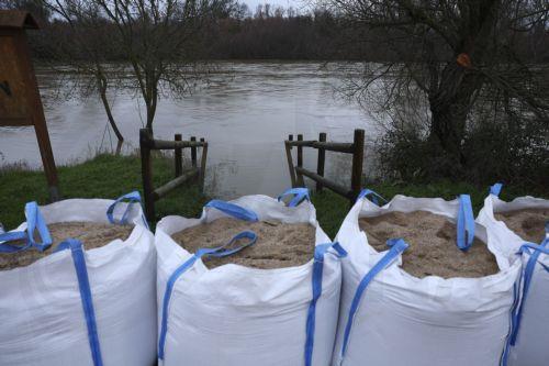epa12708800 Sandbags prepared for the overflowing of the Alberche River in Escalona, Toledo, Spain, 06 February 2026. Almost all Spain is on alert for heavy rainfalls and wind storms.  EPA/ISMAEL HERRERO